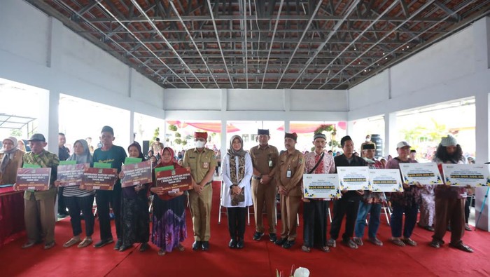 Bupati Ipuk menyerahkan bantuan stimulus ekonomi program warung naik kelas