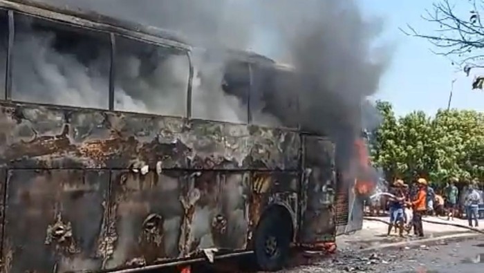 Bus Pariwisata di Ngawi terbakar