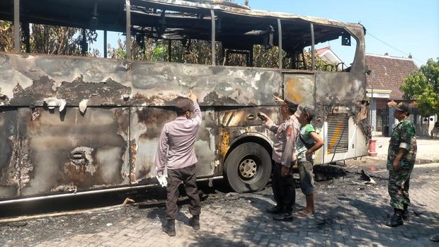 Bus Pariwisata di Ngawi terbakar