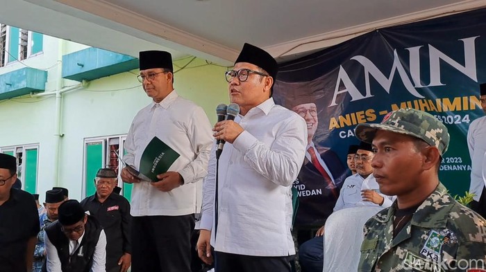 Cak Imin mengenalkan Anies Baswedan kepada keluarganya di Denanyar Jombang.