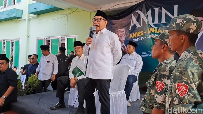 Cak Imin mengenalkan Anies Baswedan kepada keluarganya di Denanyar Jombang.