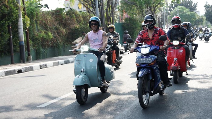 Cerita Kaka Slank main Vespa listrik