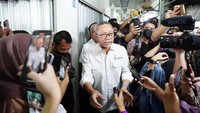 Meski demikian, dalam kesempatan itu Zulhas juga mendorong para pedagang toko untuk belajar berjualan online.