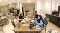 Di dekat dapurnya juga langsung terdapat meja makan yang bisa ditempati 4-5 orang. Dapurnya dihiasi dengan lampu mewah. Foto: YouTube Atta Halilintar