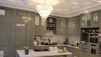 Beginilah keseluruhan penampilan dapurnya. Terdapat rak-rak besar tempat untuk menyimpan segala peralatan dapur, mulai dari alat masak dan alat makan. Foto: YouTube Atta Halilintar