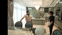Selain itu, di area dapurnya juga terdapat jendela besar yang langsung mengarah ke kolam renang. Foto: YouTube Atta Halilintar