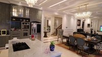 Arie Untung mengatakan bahwa dapurnya ini aktif, artinya memang sering dipakai untuk masak sehari-hari. Foto: YouTube Atta Halilintar