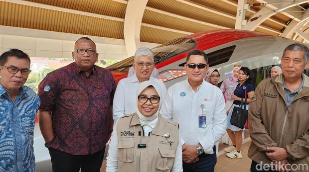 Deputi Bidang Kebijakan Strategis Dessy Ruhati dan Direktur Keselamatan PT KAI Sandry Pasambuna