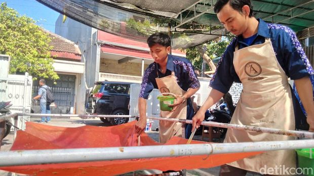 disabilitas surabaya mendapat pelatihan batik dan menjahit