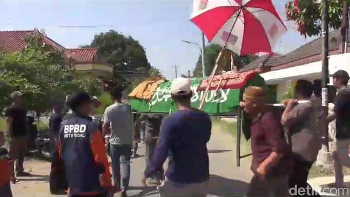 Dua korban tewas akibat kebakaran warteh di Duri Pulo Gambir, Jakarta Pusat dimakamkan Kelurahan Cabawan, Margadana, Kota Tegal, Jumat (29/9/2023).