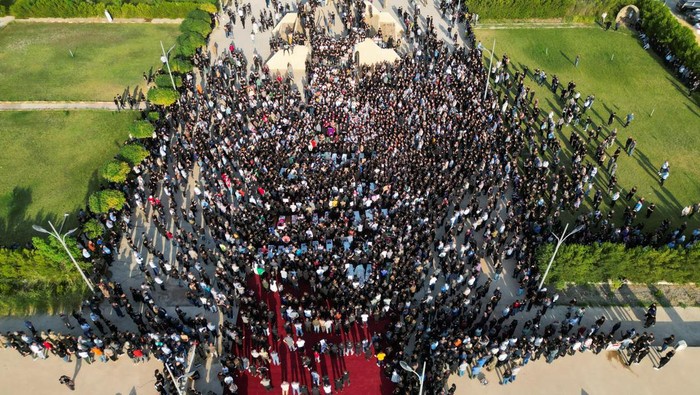 People attend the funeral of victims of the fatal fire of a wedding celebration, in Hamdanya, Iraq, September 27, 2023. REUTERS/Abdullah Rashid     TPX IMAGES OF THE DAY