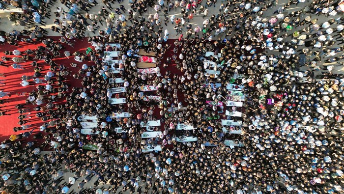 People attend the funeral of victims of the fatal fire of a wedding celebration, in Hamdanya, Iraq, September 27, 2023. REUTERS/Abdullah Rashid     TPX IMAGES OF THE DAY