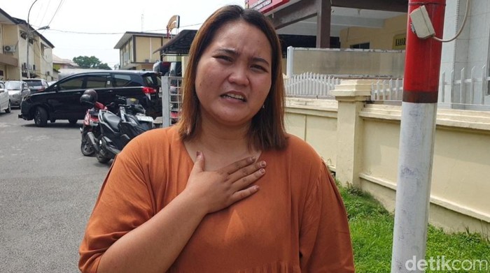Foto: Lisa (28) saat diwawancarai di Rumah Sakit Bhayangkara, Kota Medan. (Goklas Wisely/detikSumut).
