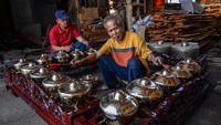 Gamelan tersebut dijual dengan harga Rp12 juta per set hingga Rp500 juta per set gamelan tergantung dari bahan baku yang digunakan.  