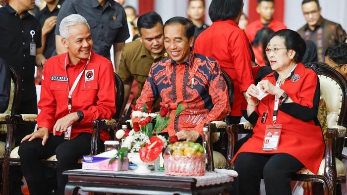 Ganjar Pranowo bersama Jokowi dan Megawati