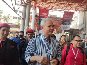 Pakai Kemeja Garis Hitam Putih, Ganjar Tiba di Rakernas ke-IV PDIP