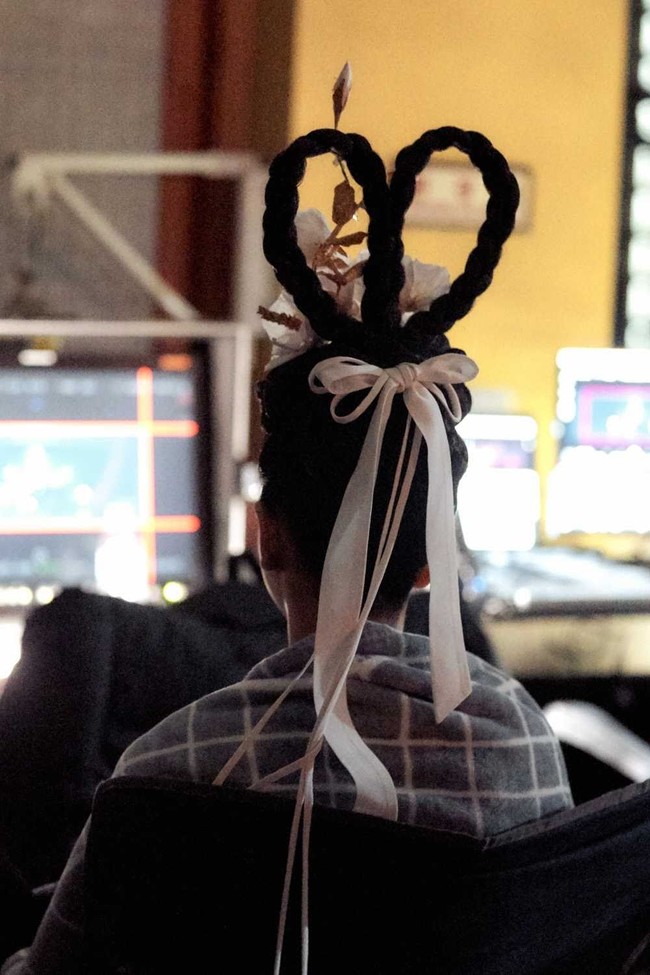 Rambut Jisoo BLACKPINK ditata kepang ke atas berbentuk hati dengan hiasan bunga.Foto: dok. YG Entertainment