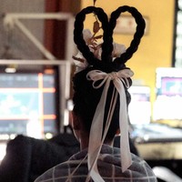 Rambut Jisoo BLACKPINK ditata kepang ke atas berbentuk hati dengan hiasan bunga.Foto: dok. YG Entertainment