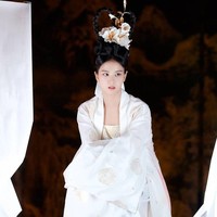 Ini adalah pertama kalinya Jisoo BLACKPINK membintangi film sejak memulai debut akting. YG Entertainment pun membagikan foto-foto Jisoo di lokasi syuting Dr. Cheon and Lost Talisman.    Foto: dok. YG Entertainment