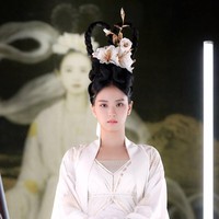 Penampilan Jisoo BLACKPINK sebagai cameo film Dr. Cheon and Lost Talisman sontak menjadi perbincangan di forum komunitas Korea. Tak sedikit yang salah fokus dengan model rambutnya yang unik.   Foto: dok. YG Entertainment