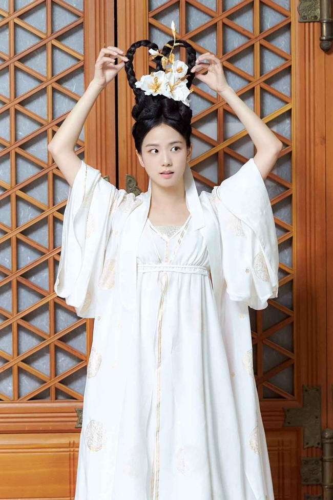 “Jisoo cantik, seperti kepingan salju, tapi kepalanya terlihat terlalu berat haha,” “Katanya wanita cantik tetap cantik meski botak haha,” “Aku ingin hidup dengan wajah seperti itu, menurutku dia yang paling cantik,” komentar sejumlah netizen di forum komunitas Korea. Foto: dok. YG Entertainment