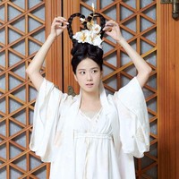 “Jisoo cantik, seperti kepingan salju, tapi kepalanya terlihat terlalu berat haha,” “Katanya wanita cantik tetap cantik meski botak haha,” “Aku ingin hidup dengan wajah seperti itu, menurutku dia yang paling cantik,” komentar sejumlah netizen di forum komunitas Korea. Foto: dok. YG Entertainment