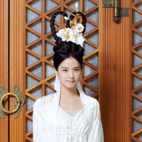 Berperan sebagai bidadari, Jisoo BLACKPINK memakai jubah putih panjang. Foto: dok. YG Entertainment