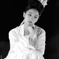 Film Dr. Cheon and Lost Talisman tayang di bioskop mulai 27 September. Jisoo BLACKPINK tampil sebagai cameo bersama Park Jung Min, yang berperan sebagai dukun terkenal yang dirasuki bidadari cantik.    Foto: dok. YG Entertainment