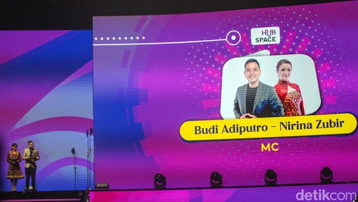 Gaya Nirina Zubir di Hub Space X KAI Expo 2023 Hub Space X KAI Expo 2023 sedang berlangsung di Jakarta Convention Center (JCC), Jakarta, Jumat (29/9). Nirina Zubir menjadi MC dalam acara tersebut.