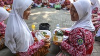 Siswa memperlihatkan menu makanannya saat mengikuti program gerakan makan bergizi di SDN Pekunden, Semarang, Jawa Tengah, Jumat (29/9/2023). 