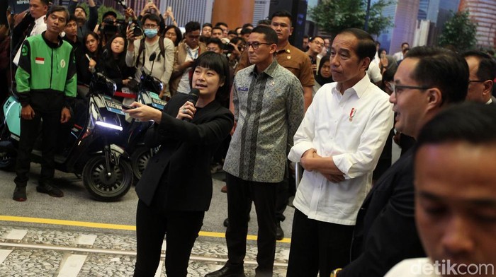Gojek Pamer GoRide Transit ke Jokowi Presiden Joko Widodo (Jokowi) meninjau booth dalam acara Hub Space X KAI Expo 2023 di JCC Senayan, Jakarta, Jumat (29/9/2023). Salah satu yang dikunjungi adalah booth PT GoTo Gojek Tokopedia Tbk.