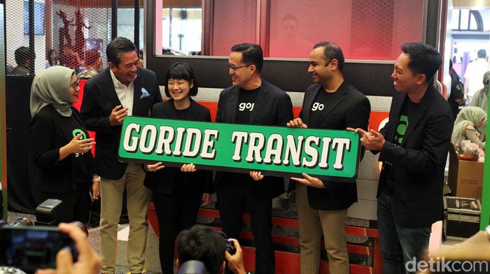 Presiden Joko Widodo (Jokowi) meninjau booth dalam acara Hub Space X KAI Expo 2023 di JCC Senayan, Jakarta, Jumat (29/9/2023). Salah satu yang dikunjungi adalah booth PT GoTo Gojek Tokopedia Tbk.
