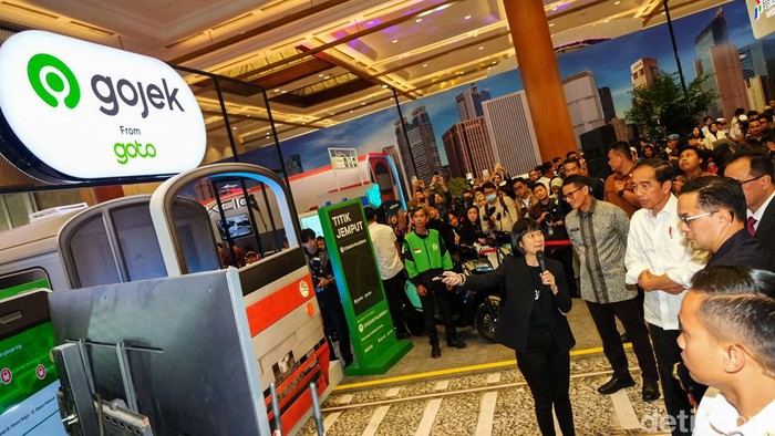 Gojek Pamer GoRide Transit ke Jokowi Presiden Joko Widodo (Jokowi) meninjau booth dalam acara Hub Space X KAI Expo 2023 di JCC Senayan, Jakarta, Jumat (29/9/2023). Salah satu yang dikunjungi adalah booth PT GoTo Gojek Tokopedia Tbk.