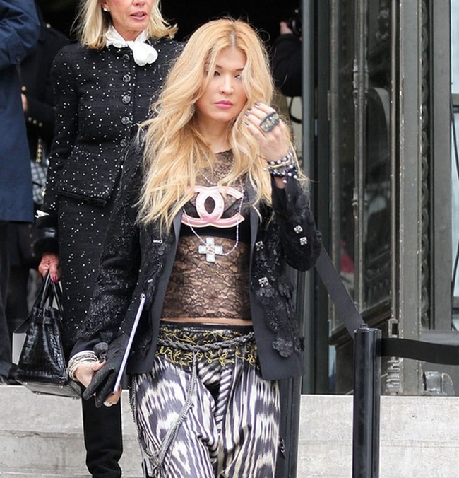 Di sejumlah kesempatan, Gulnara kerap tampil dengan barang-barang branded. Seperti penampilannya di foto ini dengan busana Chanel. Foto: dok. Instagram/@real_gulnarakarimova