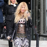 Di sejumlah kesempatan, Gulnara kerap tampil dengan barang-barang branded. Seperti penampilannya di foto ini dengan busana Chanel. Foto: dok. Instagram/@real_gulnarakarimova