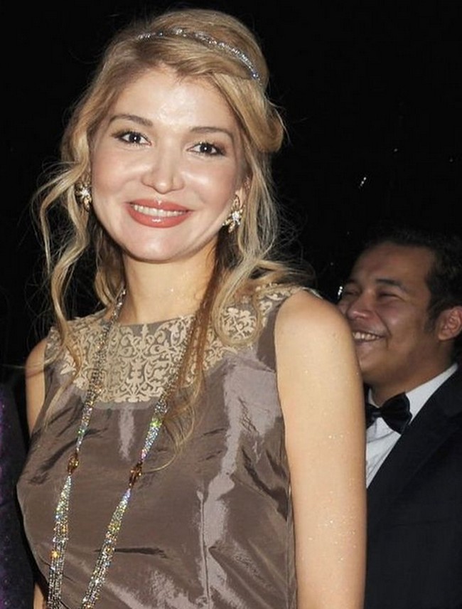 Selain menjalani organisasi, Gulnara memiliki bisnis perhiasan dan menjadi penyanyi pop di negaranya. Foto: dok. Instagram/@real_gulnarakarimova