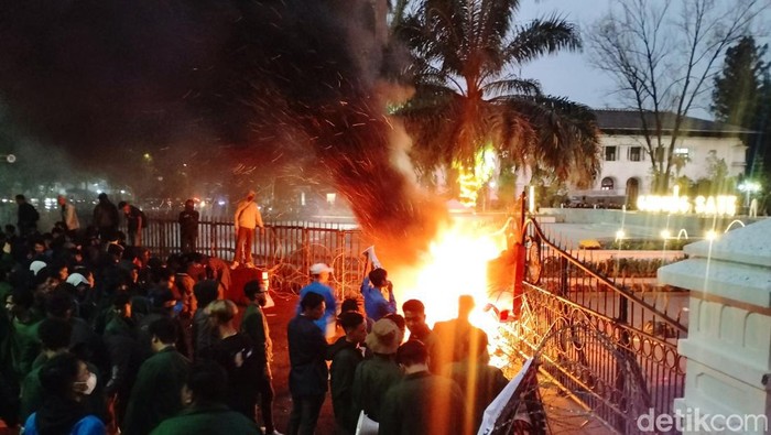 Halaman Gedung Sate, Kota Bandung dilempari bom molotov