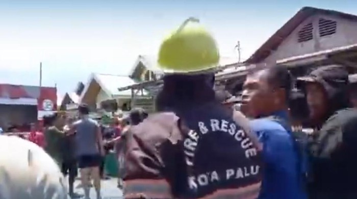 Heboh petugas damkar adu jotos dengan warga.