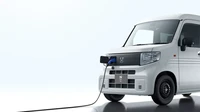 Pengisian penuh baterai akan memakan waktu 5 jam dari stopkontak 6 kW. Berkat Honda Power Supply Connector (AC) baterainya dapat memberi daya pada peralatan listrik dengan output 1.500 W. Foto: Dok. Honda