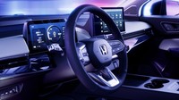 Honda menargetkan peringkat keselamatan terbaik pada Prologue. Makanya, mobil ini hadir sebagai standar dengan rangkaian teknologi keselamatan dan bantuan pengemudi Honda Sensing, termasuk aplikasi Rear Cross Traffic Braking, Blind Zone Steering Assist, dan Rear Pedestrian Alert yang pertama dari Honda. Foto: Dok. Honda