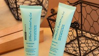 Skincare ini hadir menjanjikan pengalaman yang hasilnya maksimal dan tak butuh waktu lama dengan teknik eksfoliasi atau pengelupasan kulit. Eksfoliasi adalah proses pengangkatan sel kulit mati dari permukaan kulit dengan menggunakan bahan kimia, zat granular, atau alat pengelupasan. Manfaat eksfoliasi wajah yaitu untuk membantu mencegah pori-pori tersumbat dan sel-sel kulit mati sehingga menjadikan kulit lebih halus dan tidak kusam.