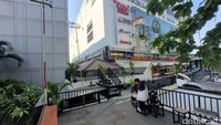 Spot paling favorit dan yang menjadi viral tentunya tempat ini. Ya, area rooftop. Traveler bisa duduk santai sambil melihat kesibukan Jalan Sudirman atau pemandangan gedung-gedung tinggi. Namun, paling enak duduk-duduk di rooftop jika di pagi atau sore hari, karena jika pada siang hari suasana begitu panas. Iro Rumah Kopi memiliki jam buka pukul 08.00-17.00 WIB dan buka setiap Senin-Jumat. (Weka Kanaka/detikcom)