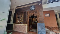 Kedai mungil ini memiliki keunikan, karena kendati tempatnya cukup ngumpet, tetapi tengah viral dan menarik perhatian banyak pelancong. (Weka Kanaka/detikcom)