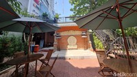 Kafe ini unik, menghadirkan suasana khas Bali dan juga kultur Jawa di tengah pusat Jakarta. (Weka Kanaka/detikcom)