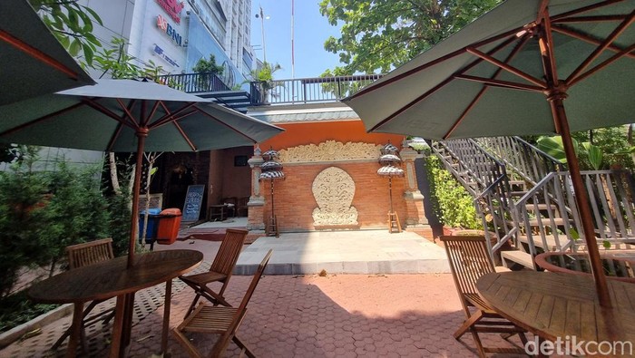 Iro Rumah Kopi Iro Rumah Kopi di Kemdikbud. Spot ngadem yang tersembunyi tetapi tempatnya strategis.