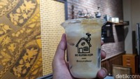 Lokasinya walau ngumpet, tetapi berada di tengah perkotaan dan cukup strategis. Kafe ini dekat dengan Stasiun MRT Senayan, FX Sudirman, dan Gelora Bung Karno (GBK). Jadi tempat ini enak buat ngadem sejenak. Traveler bisa memilih minuman kopi, latte, hingga teh. (Weka Kanaka/detikcom)