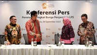 Ketua Dewan Komisioner LPS Purbaya Yudhi Sadewa (tengah), Wakil Ketua LPS Lana Soelistianingsih (kanan) dan Anggota Dewan Komisioner Bidang Program Penjaminan Didik Mardiyono (kiri) berbincang usai memberikan keterangan terkait hasil Rapat Dewan Komisioner (RDK) LPS di Jakarta, Jumat (29/9). 
