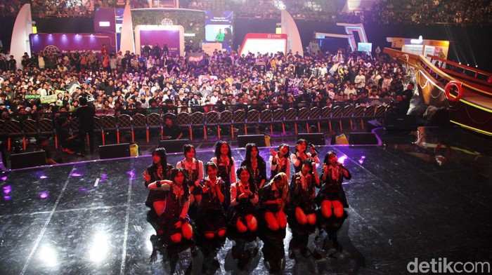 JKT48 Tutup Hub Space 2023 Hari Pertama JKT48 menjadi penampilan yang paling ditunggu-tunggu di Hub Space 2023. JKT48 tampil sekitar pukul 20.05 WIB di atas panggung Hub Space 2023, JCC, Senayan, Jakarta Pusat pada Jumat (29/9/2023) malam.