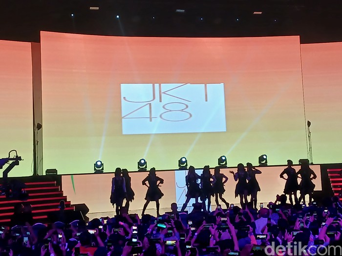 JKT48 saat tampil di Hub Space 2023 pada Jumat (29/9/2023) di Plenary Hall, Jakarta Convention Center.
