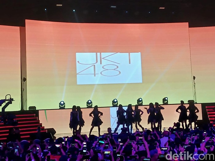 JKT48 saat tampil di Hub Space 2023 pada Jumat (29/9/2023) di Plenary Hall, Jakarta Convention Center.